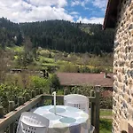 Dans Un Village De Caractere *