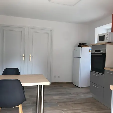 Dans Un Village De Caractere Goudet