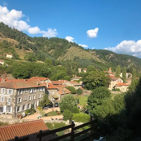 Dans Un Village De Caractere Goudet