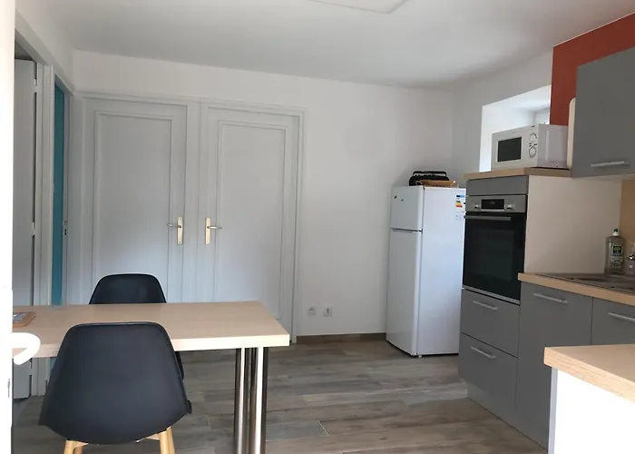 Dans Un Village De Caractere Goudet